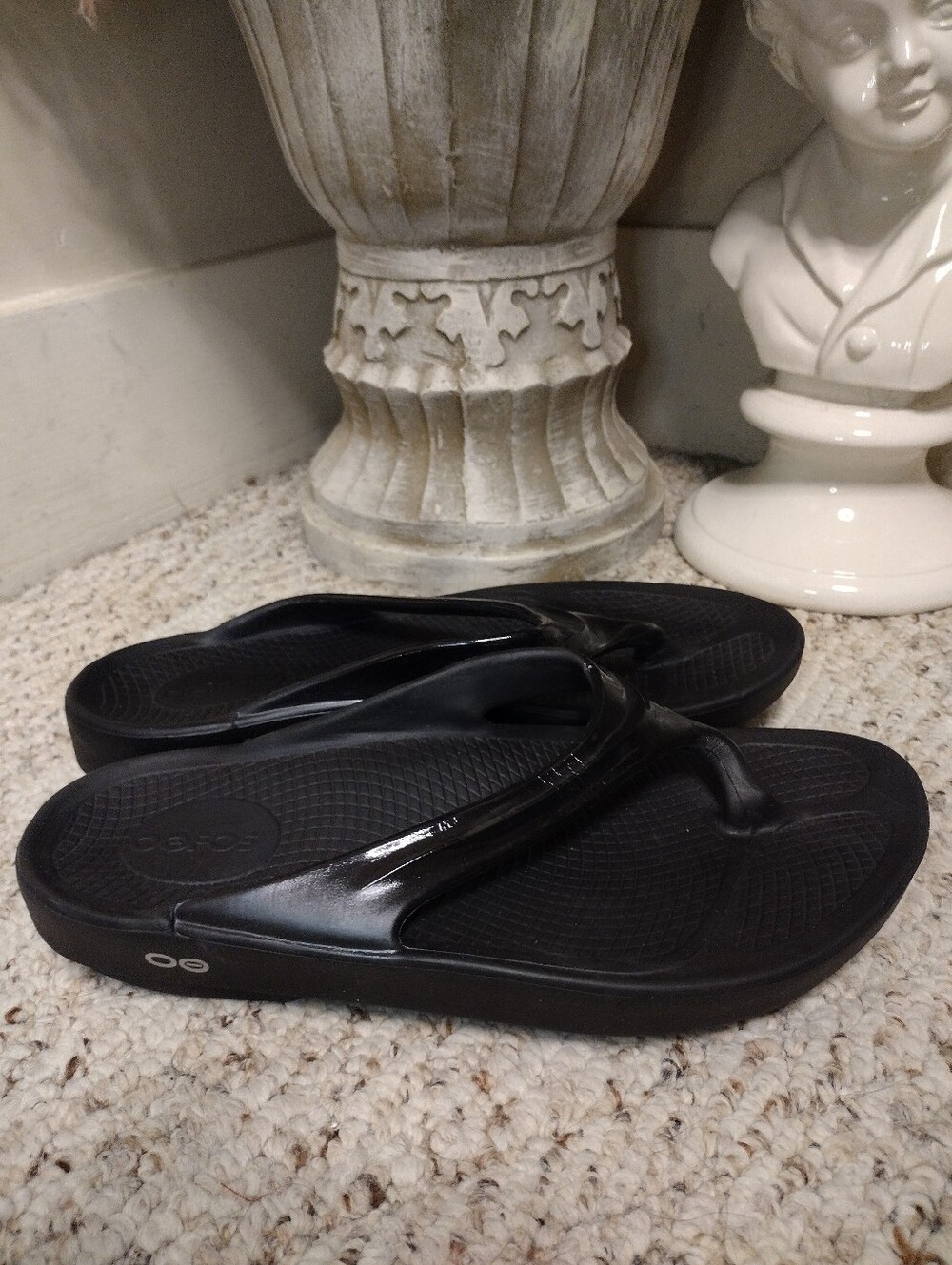 OOFOS OOlala Black Patent Flip-Flop Recovery Sandals